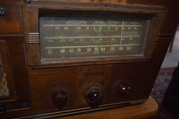 Antique Art Deco Style Table Top RCA Victor Tube Radio