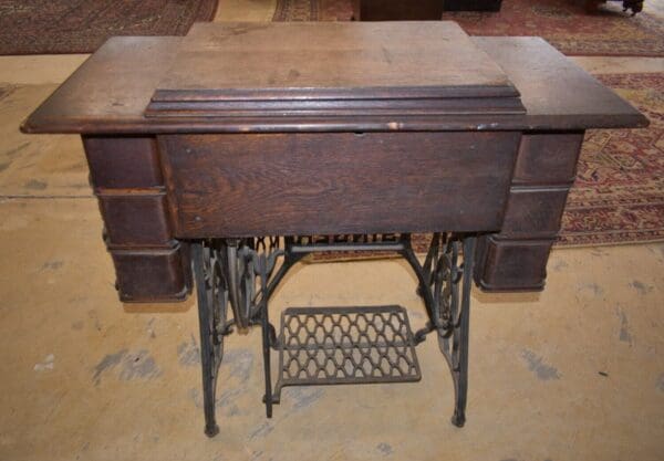 1903 Antique Singer Treadle Sewing Machine Model K1173803 Oak Cabinet
