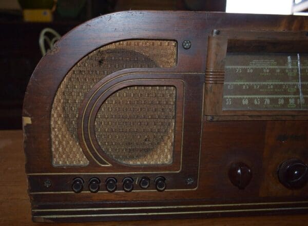 Antique Art Deco Style Table Top RCA Victor Tube Radio