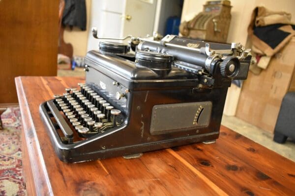 Antique 1930's Royal Typewriter