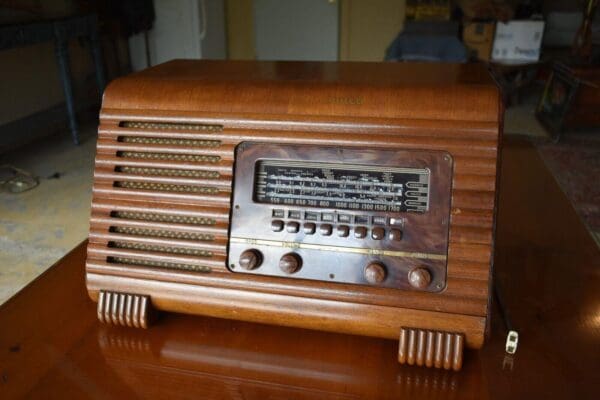 Antique Working 1941 Philco Table Top Tube Radio, model 41-250