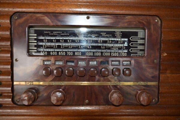 Antique Working 1941 Philco Table Top Tube Radio, model 41-250