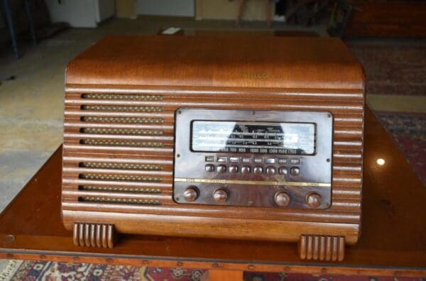 Antique Working 1941 Philco Table Top Tube Radio, model 41-250