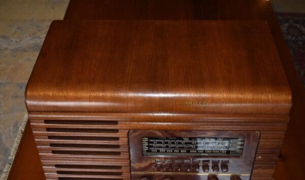 Antique Working 1941 Philco Table Top Tube Radio, model 41-250